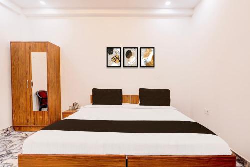 a bedroom with a large bed in a room at Hotel O Golden Swan Hotel Hindon Airport Domestic Terminal Gaziabad in Ghaziabad