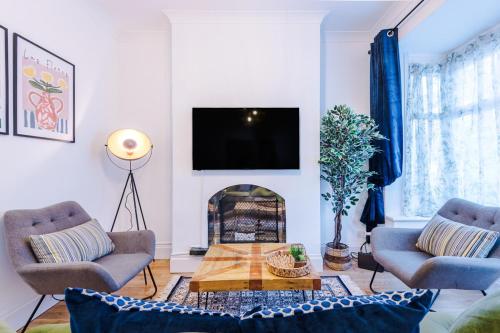 TV a/nebo společenská místnost v ubytování Foxton House - Stylish 3Bed Retreat, Free Parking & Netflix, WiFi