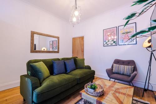 Posezení v ubytování Foxton House - Stylish 3Bed Retreat, Free Parking & Netflix, WiFi