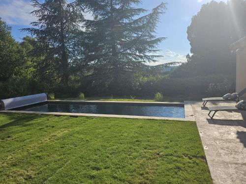 Chez DINO في Mollans-sur-Ouvèze: فناء خلفي به مسبح وطاولة نزهة