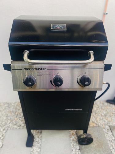 a grill sitting on top of a stove at Guesthouse w Bikes near Wynwood in Miami