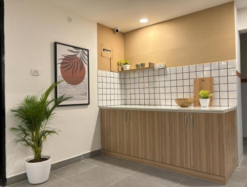 バンガロールにあるOlive Hotel Palace Road by Embassy Groupのバスルーム(カウンター、鉢植えの植物付)