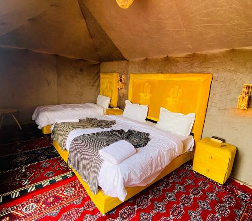 Katil atau katil-katil dalam bilik di Sahara haven camp