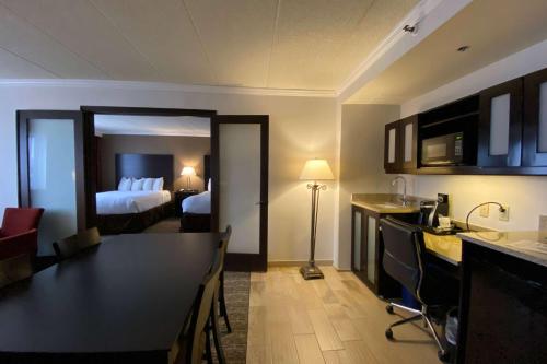 Una cocina o cocineta en Wyndham Minneapolis South Burnsville