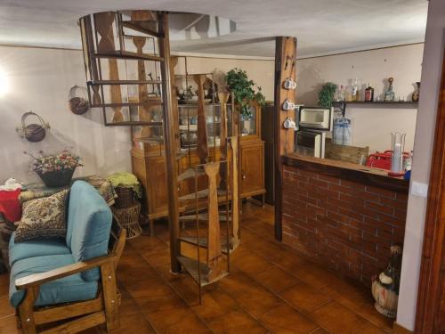 ein Wohnzimmer mit einer Holzleiter und einem Stuhl in der Unterkunft Cottage Etna nel Cuore in Nicolosi