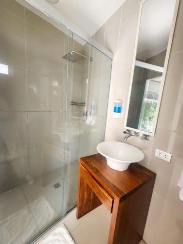 a bathroom with a sink and a shower at Entre Árboles in Santa Cruz de la Sierra