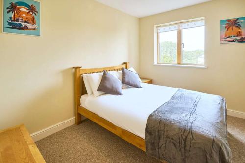 a bedroom with a large white bed with a window at Host & Stay - Newport House Apartment in Worcester