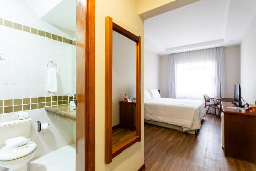 Ein Bett oder Betten in einem Zimmer der Unterkunft Hotel Carlton Plaza