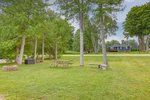 Сад в Private Dock Newly Renovated Home Near Bear Dunes