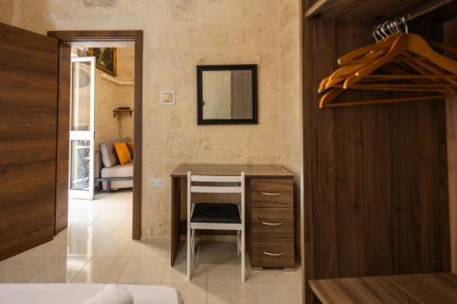 Katil atau katil-katil dalam bilik di Valletta 1BR Townhouse Escape
