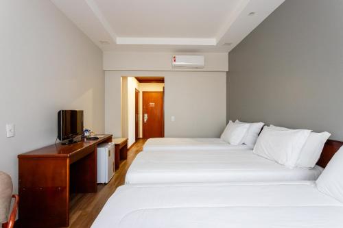 Ein Bett oder Betten in einem Zimmer der Unterkunft Hotel Carlton Plaza