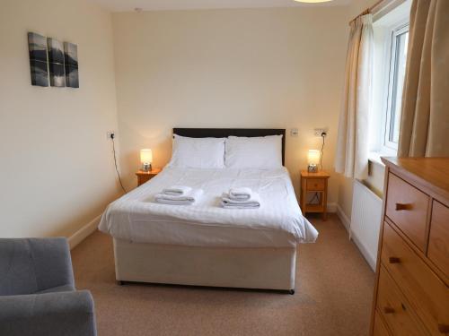 een slaapkamer met een bed met twee handdoeken erop bij The Picnic Patch at Eamont Park in Penrith