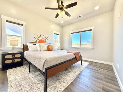 Un dormitorio con una cama con ventilador de techo. en Kanab Utah Family Home Located near Zion and Bryce, en Kanab