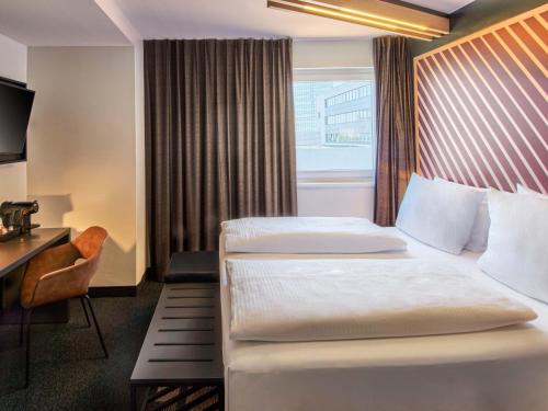 Un ou plusieurs lits dans un hébergement de l'établissement B&B HOTEL Frankfurt-Niederrad