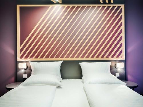Un ou plusieurs lits dans un hébergement de l'établissement B&B HOTEL Frankfurt-Niederrad