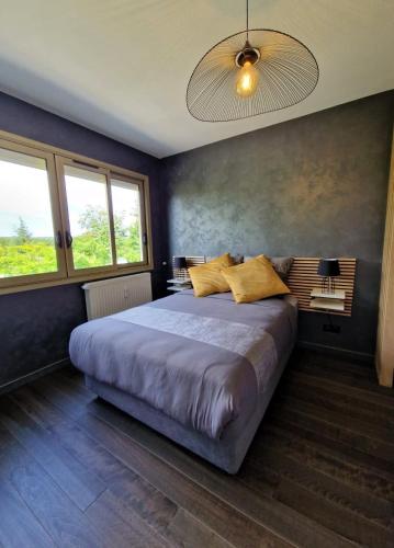 une chambre avec un grand lit avec des oreillers jaunes dans l'établissement Drop of gold - Avenue de Champagne, à Épernay