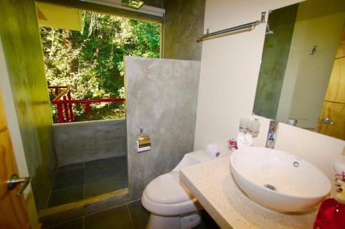 Ένα μπάνιο στο Dahlia Penthouse Beach Getaway, Stunning Views!