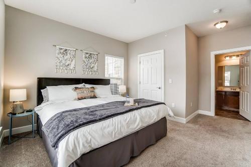 a bedroom with a large bed in a room at Walkable Pet-friendly 2br2ba On 1st Floor! in Westerville
