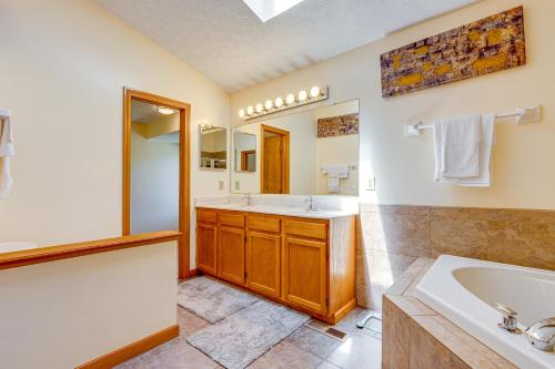 Ένα μπάνιο στο Families Welcome Lake-View Home, 2 Mi to Gahanna!