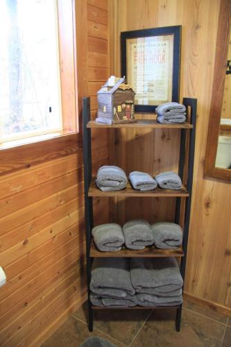 Gambar di galeri bagi Mt Rainier Little Red Cabin di Ashford