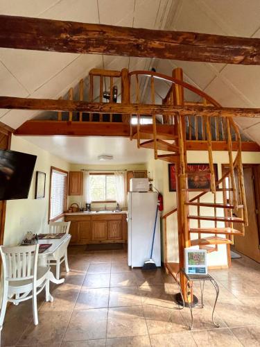 Dapur atau dapur kecil di Mt Rainier Little Red Cabin