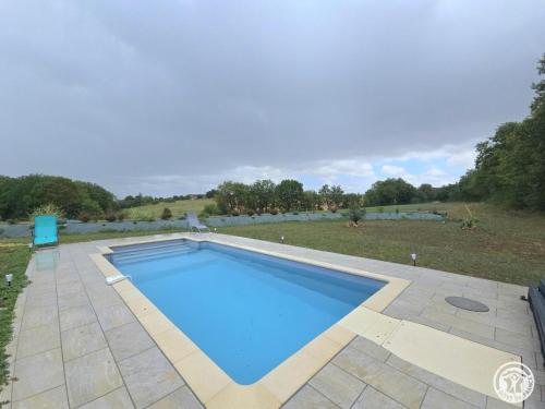 une image d'une piscine dans une cour dans l'établissement La Maison de L'Espagnol - FR-1-616-496, à Bayac