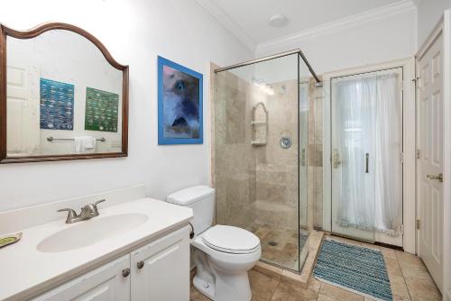 Un baño con ducha, inodoro y lavabo. en 607 Neptune Way, en Saint Simons Island