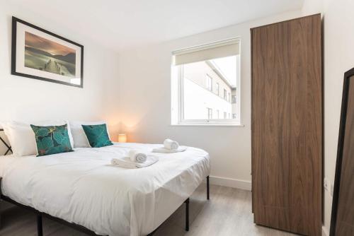 ブラッドフォードにあるSmart 1 Bedroom Apartment in Bradford with Parkingの窓のある大きなベッドのある寝室