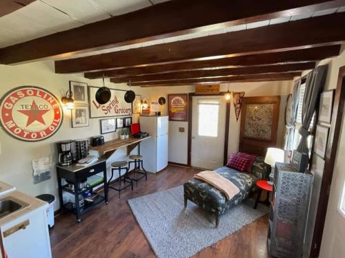 ハリソンバーグにあるCozy Tinyhouse Jmudowntown Fire Pit Yardのリビングルーム(ソファ、テーブル付)、キッチン