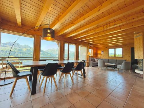 une salle à manger avec une grande table et des chaises dans l'établissement Chalet de charme avec sauna et vue sur les montagnes - FR-1-505-181, à Crest-Voland