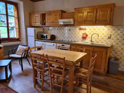 Charmante Maison de Village 2 Chambres, Proche Télécabine et Centre, Tout Confort - FR-1-642-13