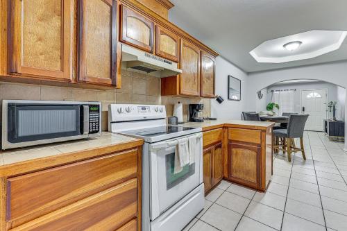 Η κουζίνα ή μικρή κουζίνα στο Near UTRGV and State Park Cozy Mission Unit
