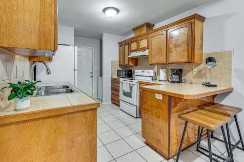 Η κουζίνα ή μικρή κουζίνα στο Near UTRGV and State Park Cozy Mission Unit