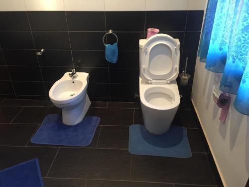 a bathroom with a toilet and a sink at Belvedere Hotel in Antananarivo