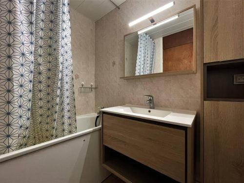 une salle de bain avec un lavabo et une douche dans l'établissement Appartement rénové 8 pers, pied des pistes, Les Menuires, balcon sud, services dispo - FR-1-452-171, aux Menuires