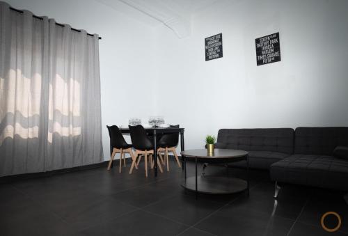 a living room with a couch and a table and chairs at FLATS FAMILY APARTAMENTO DE 3 HABITACIONEs in Valencia