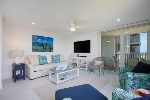 un salon avec un canapé et une télévision dans l'établissement Gorgeous Island Beach Club Condo BRAND NEW, à Sanibel