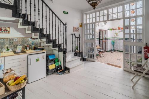 eine Küche mit einer Treppe in einem Haus in der Unterkunft La Pimentera Rooms in Córdoba