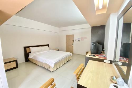 una camera da letto con un letto, una scrivania e una TV di New Place Resort a Udon Thani
