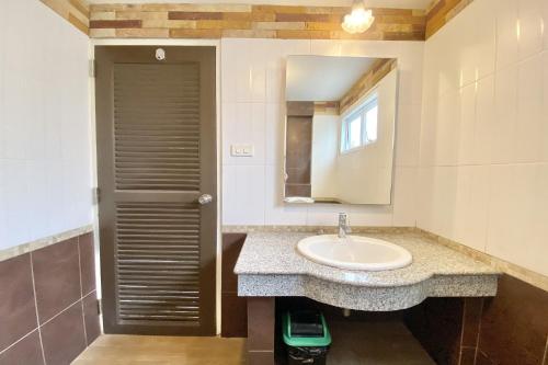 un bagno con lavandino e specchio di New Place Resort a Udon Thani