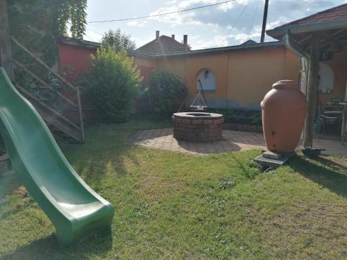 Taman di luar LiLu Apartman