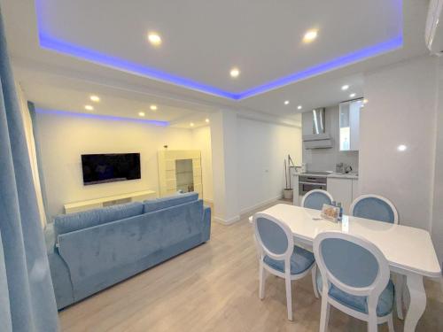 マドリードにあるCharming Madrid Apartment 6 paradas metro El Retiroのソファとテーブルと椅子のあるリビングルーム