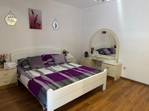 Ένα ή περισσότερα κρεβάτια σε δωμάτιο στο Red Villa