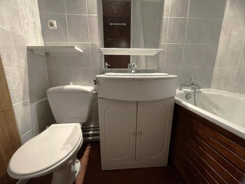 une salle de bain avec toilettes, lavabo et baignoire dans l'établissement Résidence Nant Benoit - Appartement 2 pièces pour 6 personnes avec balcon exposé sud MAE-4634, aux Menuires