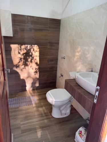 Casa de lujo con quincho y pileta!にあるバスルーム