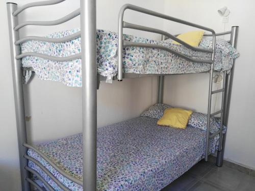 מיטה או מיטות קומותיים בחדר ב-La Vila