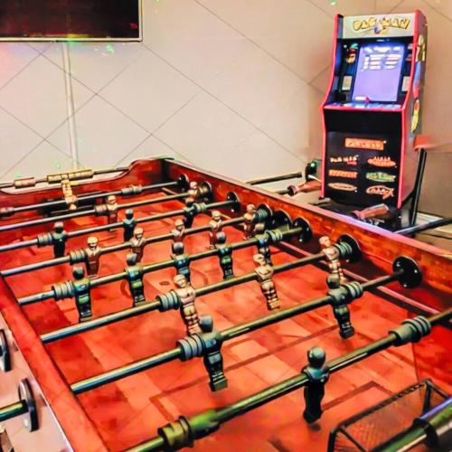 Η αίθουσα παιχνιδιών του Cowboy Pool Arcade Soccer Field 5BR Family Retreat