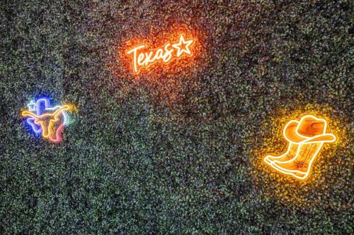 Φωτογραφία από το άλμπουμ του Cowboy Pool Arcade Soccer Field 5BR Family Retreat σε Ward Spring