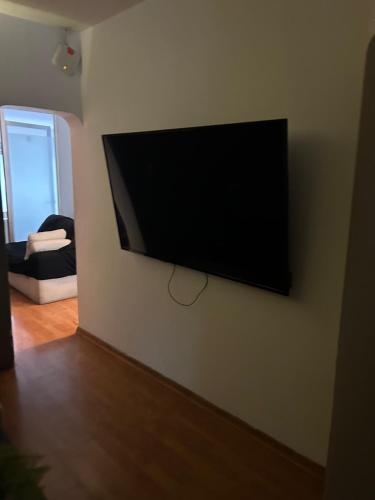 a flat screen tv hanging on a wall at Habitación para 8 personas en Polanco Literas in Mexico City