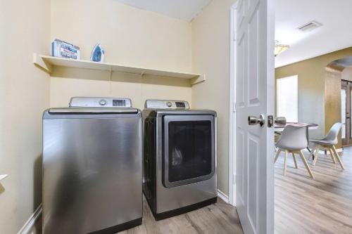 Η κουζίνα ή μικρή κουζίνα στο Cowboy Pool Arcade Soccer Field 5BR Family Retreat